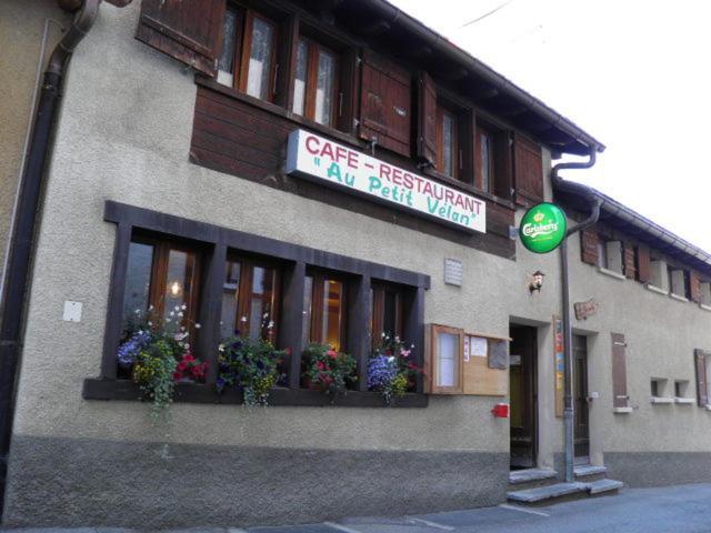 Petit Velan - Coworking & Coliving Hostel Bourg-Saint-Pierre Exterior foto