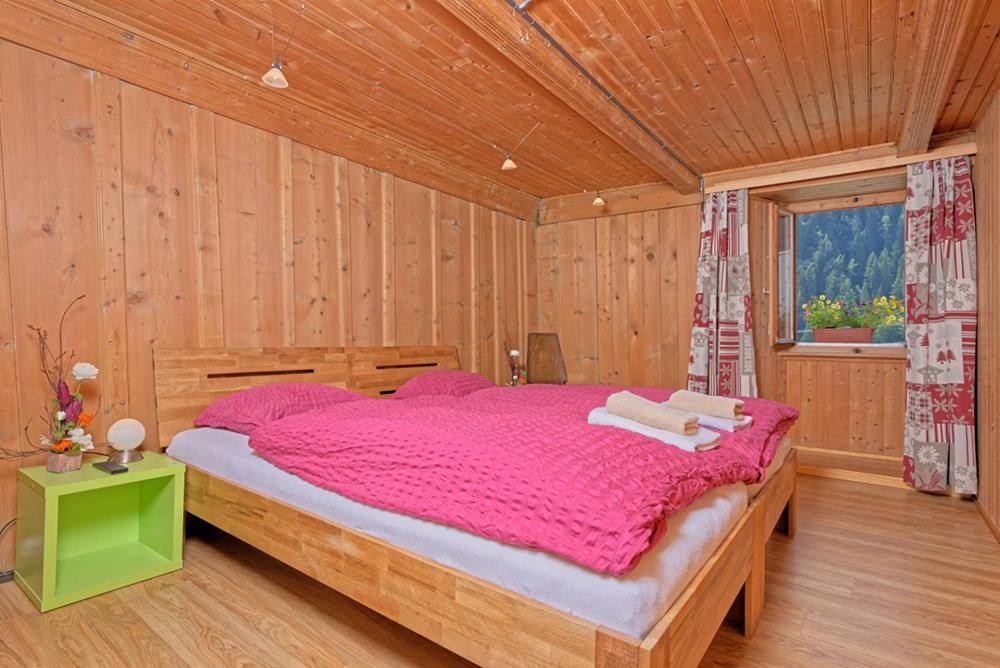 Petit Velan - Coworking & Coliving Hostel Bourg-Saint-Pierre Exterior foto
