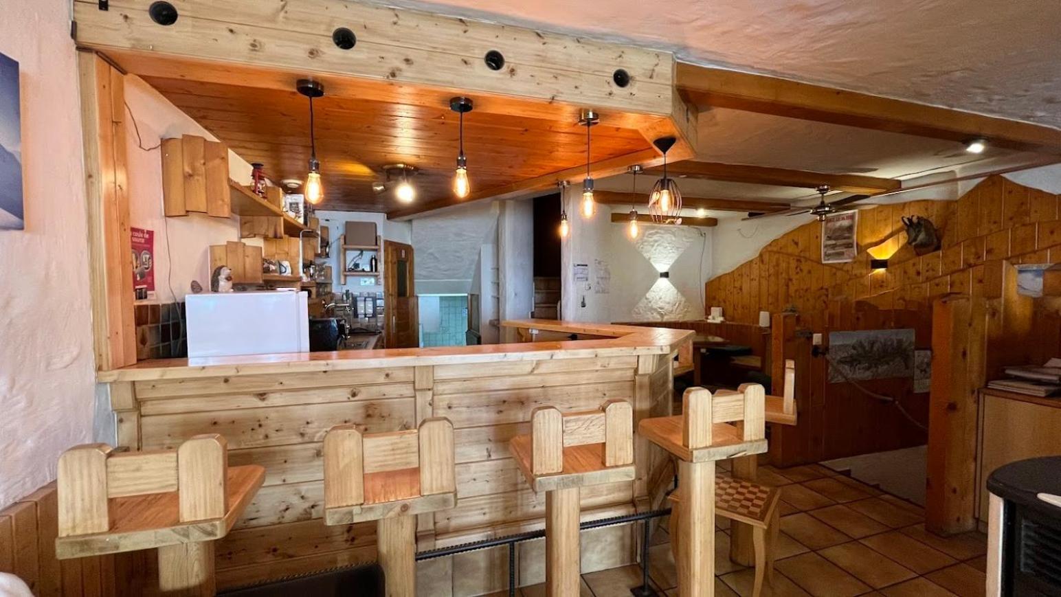 Petit Velan - Coworking & Coliving Hostel Bourg-Saint-Pierre Exterior foto