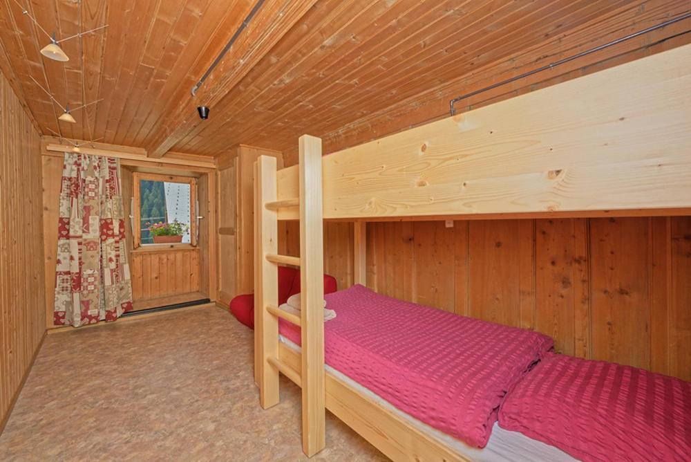 Petit Velan - Coworking & Coliving Hostel Bourg-Saint-Pierre Exterior foto